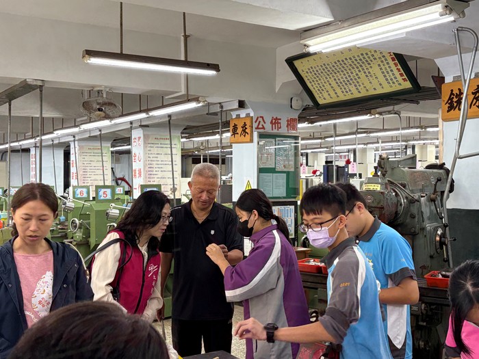 校長參訪智光商工機械科(另開新視窗/jpg檔)